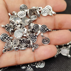 Pendentif fin en laiton plaqué argent à double trou pour la fabrication de bijoux, colliers et bracelets - Vente en gros - Product Image 1