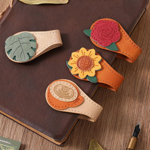 Marcapáginas artesanal de cuero con diseño de hoja de arce, hecho a mano con hermosos detalles de hoja de arce, en venta. - Product Image 2