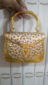 Pochette de soirée artisanale en laiton, motif floral filigrané, ornée de perles, fermeture à rabat, poignée élégante en anneau, doublure en satin, bandoulière chaîne, idéale pour les soirées - Product Image 3