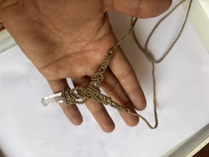 Collar de Macramé con Punta de Cuarzo Transparente Hecho a Mano - Joyería Curativa de Piedra de Cristal Natural - Colgante Estilo Boho para Mujer - Product Image 3