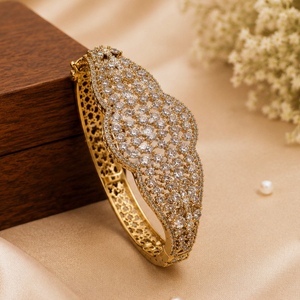Juego de brazaletes étnicos chapados en oro con cristales de agua dulce de JeweleMarket, regalo para mujeres en bodas, aniversarios, compromisos y fiestas, Maharashtra - Product Image 1