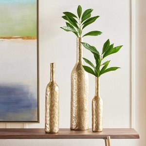 Vase de table artisanal Gallery, design moderne, finition dorée, minimaliste et élégant - Product Image 2