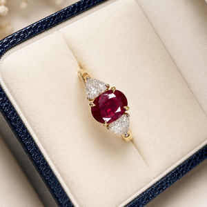 Bague de luxe vintage ovale avec rubis et trois pierres serties griffes, plaqué rhodium, cadeau de mariage, or 10K 14K 18K, argent 925 935 - Product Image 1