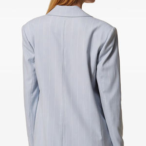 Blazer para Mujer al por Mayor, Fabricado en Fábrica, Azul Claro con Rayas Finas, Solapa con Muescas, Bolsillos con Solapa, Corte Entallado, Estilo Oficina - Product Image 2