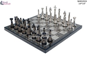 Juego de Ajedrez de Latón Nirmala Handicrafts, 14x14 Pulgadas, Hecho a Mano, Diseño Clásico, Piezas Plateadas y Negras, Tablero Cuadrado - Product Image 2
