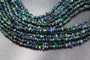 Perles de pierres précieuses d'opale éthiopienne noire naturelle multi-étincelles, copeaux d'opale noire lisses, forme non taillée, environ. 5x2 MM à 4 MM, longueur de 16 pouces - Product Image 6