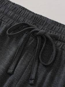 Shorts décontractés pour hommes en coton gris foncé avec cordon de serrage, respirants, tricotés, taille mi-haute, style athlétique avec poches latérales - Product Image 4