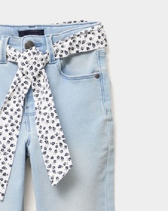 Conjunto de Jeans Ajustados para Niñas con Cinturón y Bufanda, Denim Triple Stone Washed, Estilo Moderno y Ajustado, para Niñas de 4 a 14 Años de BD - Product Image 3