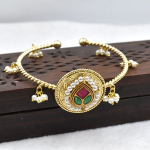 Brazalete abierto de latón chapado en oro, de diseño tradicional indio, hecho a mano, a la última moda, para niñas y mujeres. - Product Image 1