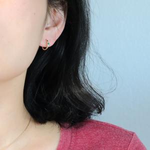 Pendientes de Aro Huggie de Esmeralda en Oro Blanco Sólido de 14K, Piedra de Nacimiento de Mayo, Joyería Minimalista y Delicada, Regalo para Mujeres y Niñas, Fiesta - Product Image 3