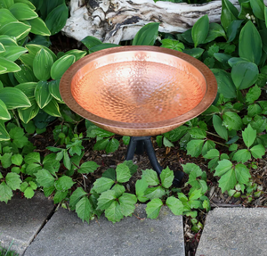 Nouveauté : Bac à oiseaux en cuivre martelé de qualité supérieure avec petit piédestal en fonte pour jardin et pelouse - Product Image 5