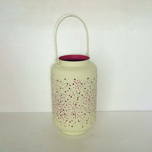 Farol de metal grande, morado, con acabado bronce antiguo, diseño perforado, cuerpo cilíndrico, asa de alambre arqueado, para mesa - Product Image 4