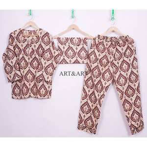 Ensemble pyjama 3 pièces pour femme en 100 % coton écologique, col élégant, motif floral, confortable, doux, couleur unie, avec pantalon, chemise et sac - Product Image 1