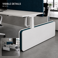 Bureau de travail rectangulaire moderne pour deux personnes, réglable en hauteur, en bois, avec dessus blanc, écran de confidentialité bleu foncé et gestion des câbles