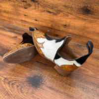Nouveaux cheveux à la mode sur les bottes de peau pour les femmes Western en cuir de vachette outillé à la main Floral Cowgirl bottines bout pointu chaussons