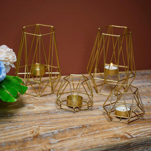 Ensemble chic de deux porte-bougies hexagonaux géométriques en fil métallique doré, avec un design architectural minimaliste. - Product Image 6
