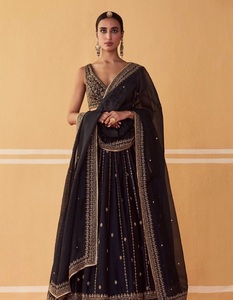 Lehenga Choli, Traje Tradicional Indio para Bodas, Bellamente Diseñado con Lentejuelas, para Ocasiones y Eventos Especiales para Mujeres - Product Image 1