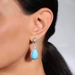 ต่างหูทองคำขาว 18K ประดับเพชรแล็บ 2.11 กะรัต และพลอยเทอร์ควอยซ์ทรงกลมเจียระไนแบบบริลเลียนท์ 14.58 กะรัต รุ่น Pillow Talk Sleeping Beauty สี D/E–VVS/VS - Product Image 2