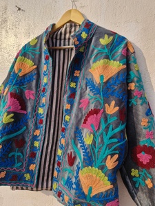 Abrigo Reversible con Capucha Bordado Floral de Terciopelo Rosa Suzani Hecho a Mano para Mujer, Tallas Grandes, Relleno 85% Algodón, Estilo Gótico, Boutique - Product Image 5