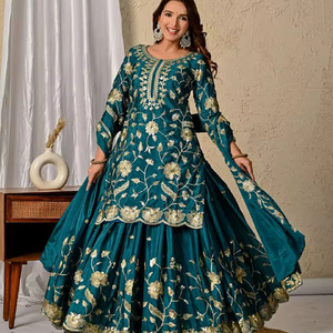 Conjunto Tradicional Étnico Indio-Pakistaní de Lehenga, Top y Dupatta, en Georgette con Bordado, Completamente Cosido, en Seda Texturizada, Estilo Moderno - Product Image 1