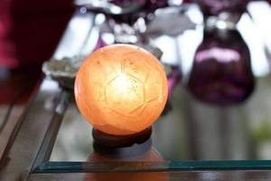 Lampe en sel de l'Himalaya sculptée à la main AuraGlow, sphère durable, orbe géométrique moderne, support en bois, décoration lumineuse - Product Image 2