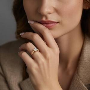 แหวนหมั้นเพชรโมอิสซาไนต์ทรงวงรีคลาสสิก ตัวเรือนเงินแท้ 925 ชุบทอง คอลเลคชั่นซิลเวียน่า - Product Image 2