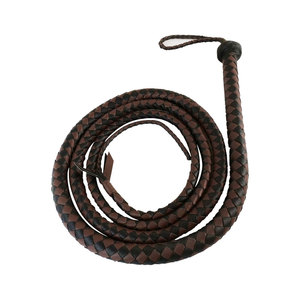 Fouet en cuir marron noir tressé et enroulé - Product Image 1