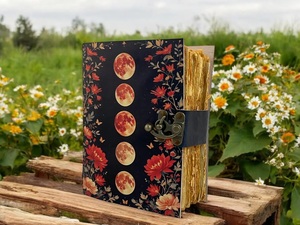 สมุดบันทึกปกดอกไม้ลายดวงจันทร์ Herb Heritage หน้ากระดาษสีทอง ตัวล็อคโลหะ เย็บเข้าเล่มด้วยมือ ปกหนังสีดำ สมุดวาดภาพ - Product Image 1
