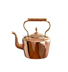 Bouilloire en cuivre esthétique à l'éclat lisse et au charme traditionnel conçue pour des intérieurs de maison confortables et une décoration de table - Product Image 2