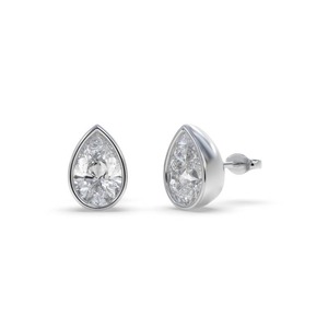 Boucles d'oreilles clous serties de diamants en forme de poire, 0,30 ct, diamants de laboratoire en or 18 carats et platine - Product Image 1
