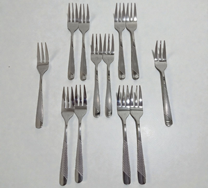 Fourchette à pâtisserie multifonction moderne en acier inoxydable, outil de cuisine et de salle à manger durable pour un usage domestique - Product Image 1