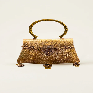 Pochette à main en laiton doré antique, ornée de gravures florales détaillées, avec fermoir décoratif et poignée supérieure torsadée, à prix de gros. - Product Image 1