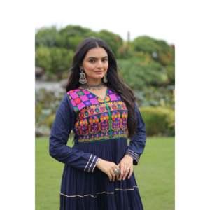 Robe de soirée Navratri Kutchi Gamthi avec travail de miroirs et dentelle Gota - Robe de soirée en satin de soie - Product Image 4