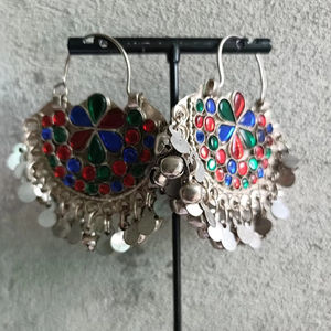 Boucles d'oreilles en argent afghan d'inspiration antique avec motifs de médaillons en forme de soleil, accents perlés de haute qualité et éléments tribaux traditionnels - Product Image 1