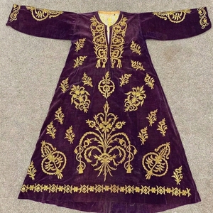 Túnica de Terciopelo Morado Bordada a Mano al por Mayor, Terciopelo Premium con Hilo Metálico Dorado Bordado a Mano - Product Image 1