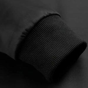 บริการขายส่ง OEM เสื้อฮู้ดดี้ผู้ชายแขนยาวถักนิตติ้งสีพื้น โลโก้ด้านหน้า ผลิตจากโพลีเอสเตอร์/คอตตอน รุ่นใหม่ล่าสุด - Product Image 4