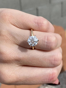 Anillo de Compromiso Solitario con Diamante Cultivado en Laboratorio, Corte Brillante Redondo, Clásico, con 6 Puntas, en Oro Amarillo, para Mujer - Product Image 4
