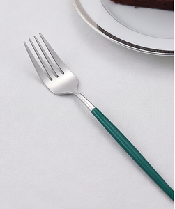 Couverts élégants en argent avec manches vertes fines, idéaux pour les hôtels, les restaurants, les centres de villégiature et les tables de buffet. - Product Image 4