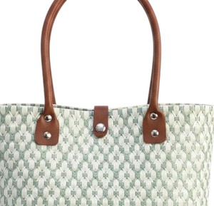 Sac fourre-tout chic d'été fait main pour la plage, motif floral menthe claire et blanc, avec poignée en cuir marron et fermoir à bouton-pression - Product Image 2