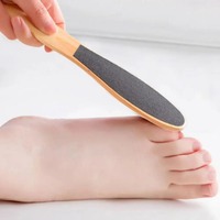 Râpe à pieds double face avec manche en bois - Outil professionnel pour éliminer les callosités et exfolier les pieds - Outil de pédicure pour des pieds lisses