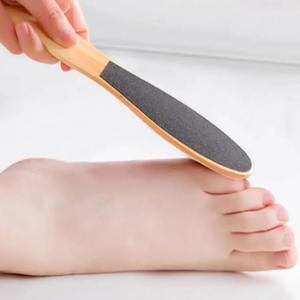Râpe à pieds double face avec manche en bois - Outil professionnel pour éliminer les callosités et exfolier les pieds - Outil de pédicure pour des pieds lisses - Product Image 2