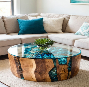 Cette table basse en bois à bord naturel irrégulier présente un magnifique bassin central en résine bleue avec des pierres et est proposée à prix de gros. - Product Image 5