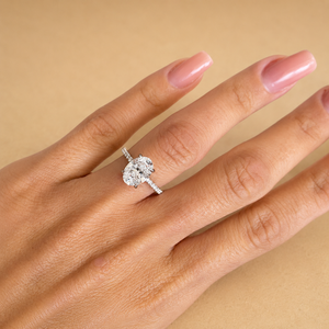 Bague de fiançailles en or 14 carats avec diamant ovale de 2,5 carats de taille TCW, cultivé en laboratoire, pavé de pierres latérales, halo caché, certifié IGI, clarté VVS2, couleur E - Product Image 5