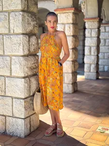 เดรสยาวปานกลางสไตล์โบฮีเมียนสำหรับผู้หญิง ลายดอกไม้ คอ halter แขนกุด เอวสม็อค แต่งกระเป๋า เหมาะสำหรับใส่ไปเที่ยวชายหาด - Product Image 3