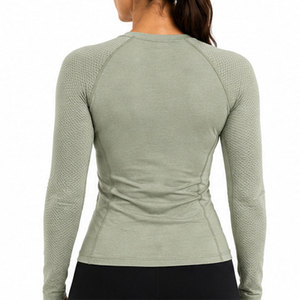 Camiseta Deportiva de Compresión Premium para Mujer, con Excelente Control de Humedad, Movimiento Flexible y Comodidad Duradera - Product Image 2