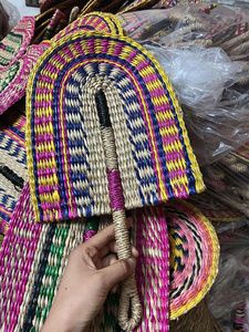 Éventail pliant coloré en jonc de mer tressé du Vietnam pour se rafraîchir, accessoires de festival, décoration intérieure et cadeaux souvenirs - Product Image 6