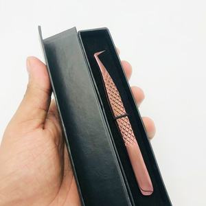 Pinza para Pestañas con Punta de Fibra y Recubrimiento de Plasma Color Oro Rosa / Agarre de Diamante para Volumen / Pinza Individual en Caja Negra - Product Image 4