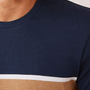Camisetas de hombre de alta calidad con rayas horizontales, detalles tricolor, paleta de colores neutros, estilo casual urbano. - Product Image 4