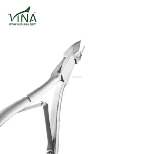 Pince à cuticules grise en acier inoxydable VNC-02 Vina idéale pour maintenir les bords des ongles nets en manucure pédicure - Product Image 5