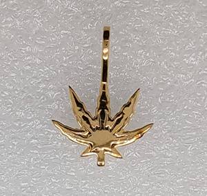 Pendentif en or jaune 10 carats de style vintage, inspiré de la nature, avec un diamant de laboratoire taille brillant en forme de feuille, certifié IGI, bijou raffiné - Product Image 5